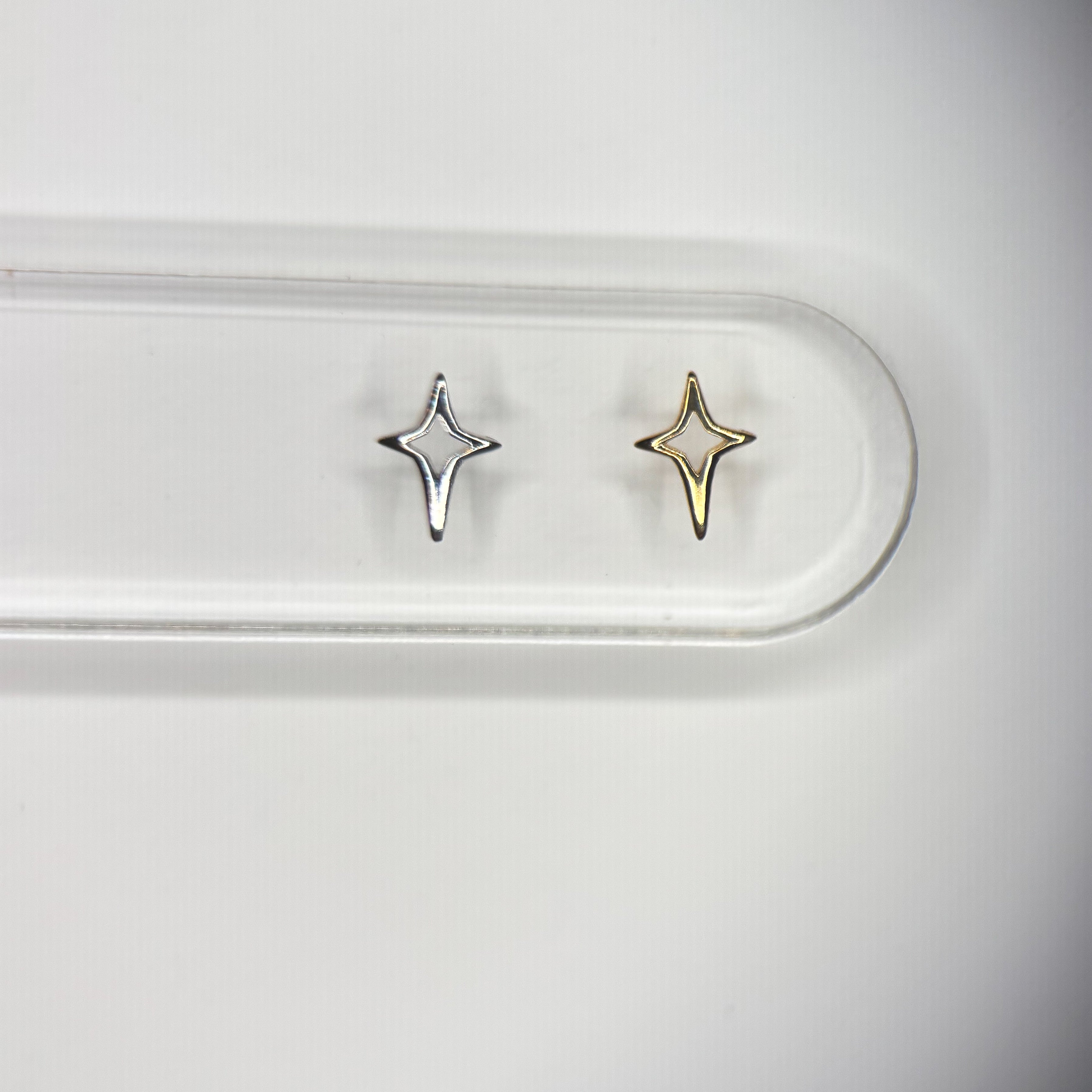 18K Goldzahn-Charm – Hohlfunkelstern